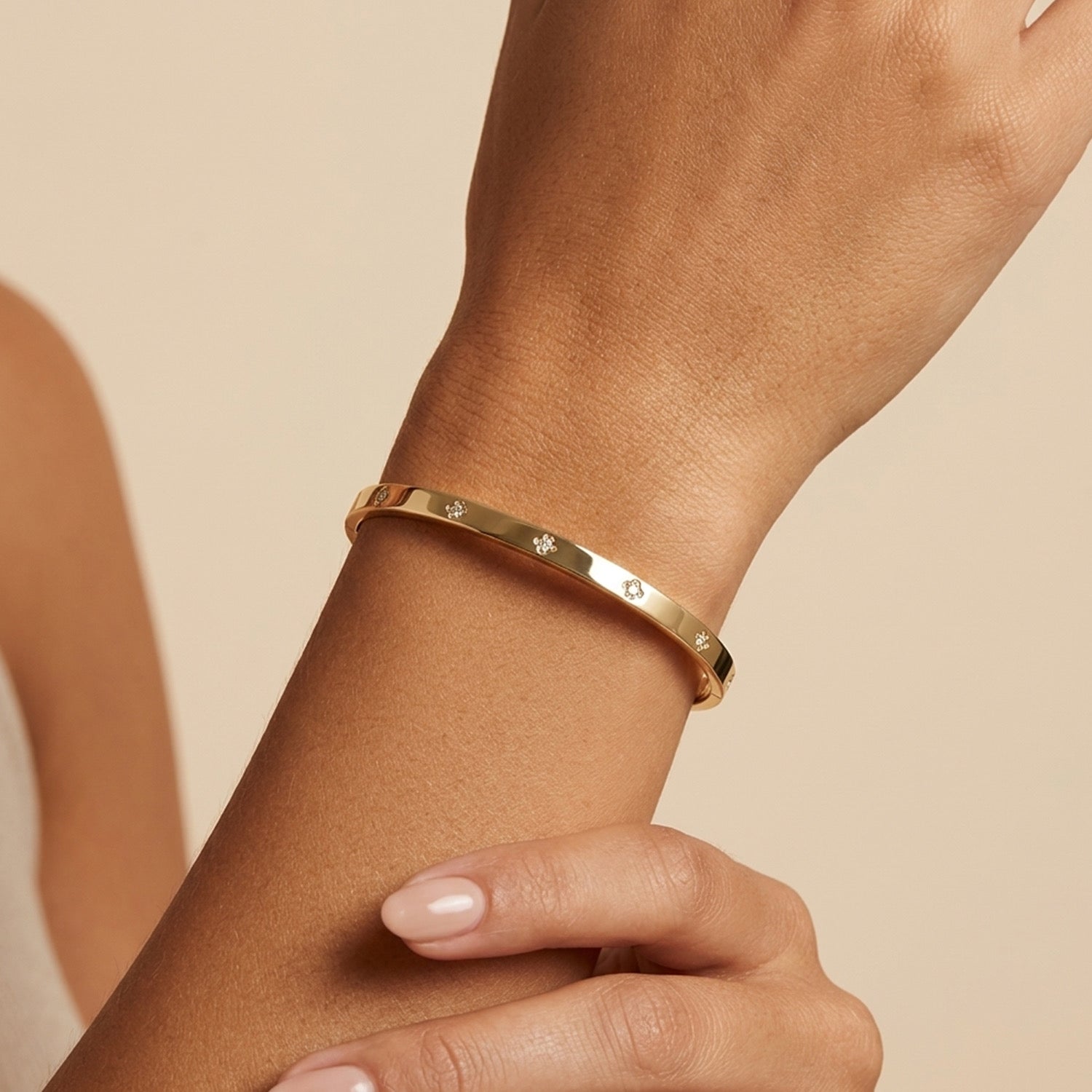 Titanium Steel Clover Bangle Bracelet – Waterproof & Tarnish Resistant